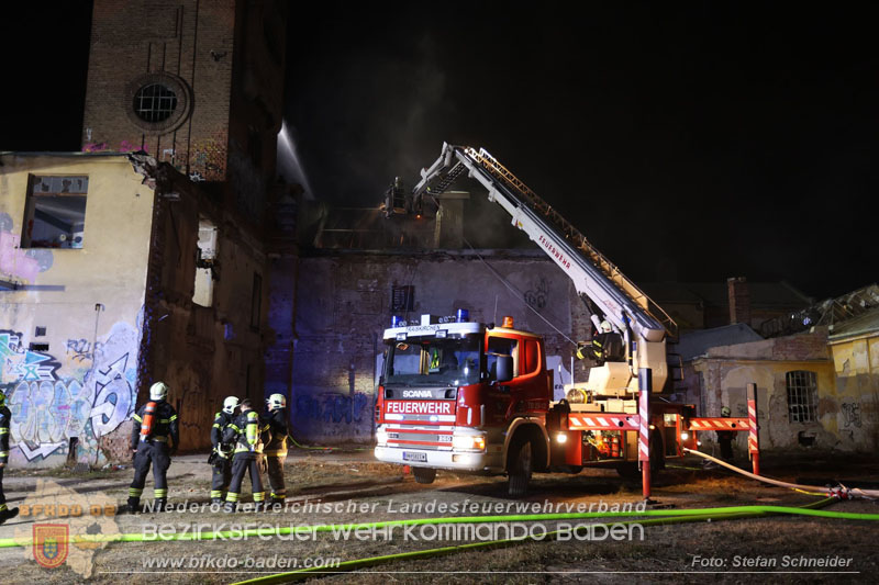 20250310_Dachstuhlbrand in alter Bleiwarenfabrik Gumpoldskirchen auch 3 Feuerwehren aus dem Bezirk BADEN im Lscheinsatz Foto: Stefan Schneider BFKDO BADEN