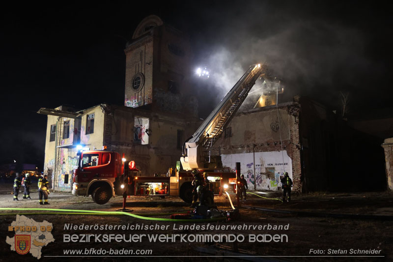 20250310_Dachstuhlbrand in alter Bleiwarenfabrik Gumpoldskirchen auch 3 Feuerwehren aus dem Bezirk BADEN im Lscheinsatz Foto: Stefan Schneider BFKDO BADEN