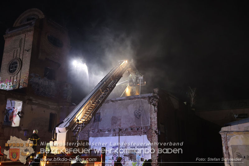 20250310_Dachstuhlbrand in alter Bleiwarenfabrik Gumpoldskirchen auch 3 Feuerwehren aus dem Bezirk BADEN im Lscheinsatz Foto: Stefan Schneider BFKDO BADEN