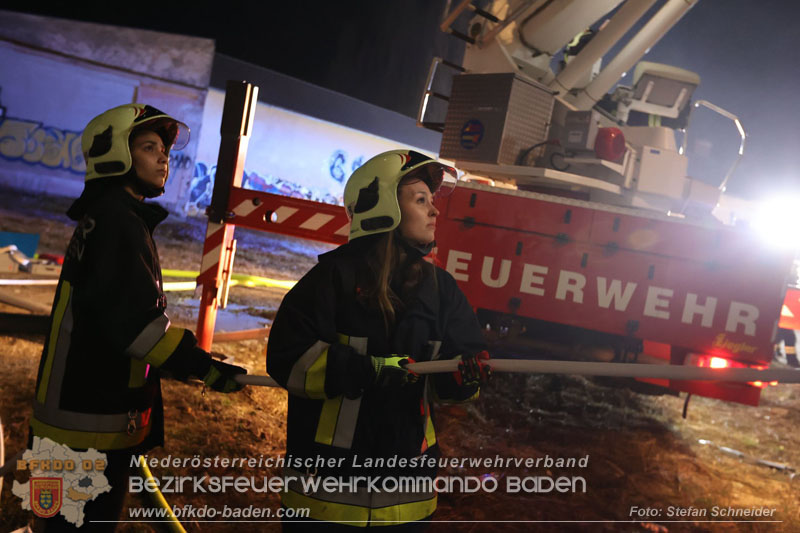 20250310_Dachstuhlbrand in alter Bleiwarenfabrik Gumpoldskirchen auch 3 Feuerwehren aus dem Bezirk BADEN im Lscheinsatz Foto: Stefan Schneider BFKDO BADEN