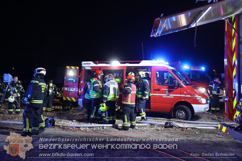 20250310_Dachstuhlbrand in alter Bleiwarenfabrik Gumpoldskirchen auch 3 Feuerwehren aus dem Bezirk BADEN im Lscheinsatz Foto: Stefan Schneider BFKDO BADEN