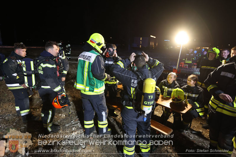 20250310_Dachstuhlbrand in alter Bleiwarenfabrik Gumpoldskirchen auch 3 Feuerwehren aus dem Bezirk BADEN im Lscheinsatz Foto: Stefan Schneider BFKDO BADEN