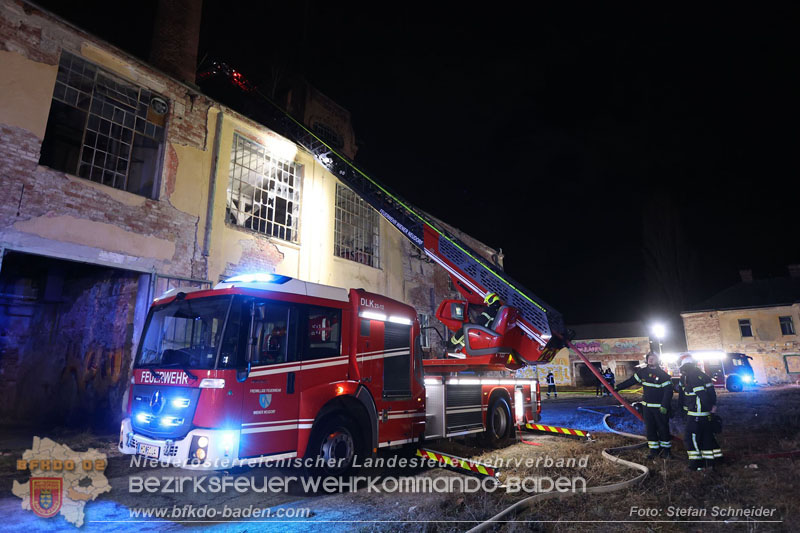 20250310_Dachstuhlbrand in alter Bleiwarenfabrik Gumpoldskirchen auch 3 Feuerwehren aus dem Bezirk BADEN im Lscheinsatz Foto: Stefan Schneider BFKDO BADEN