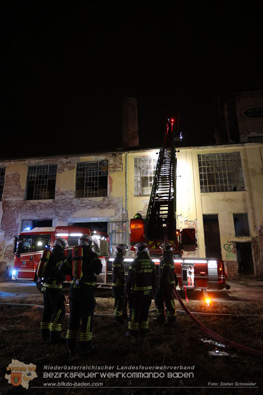 20250310_Dachstuhlbrand in alter Bleiwarenfabrik Gumpoldskirchen auch 3 Feuerwehren aus dem Bezirk BADEN im Lscheinsatz Foto: Stefan Schneider BFKDO BADEN