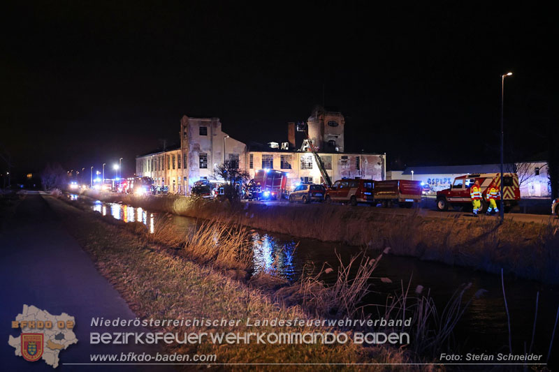 20250310_Dachstuhlbrand in alter Bleiwarenfabrik Gumpoldskirchen auch 3 Feuerwehren aus dem Bezirk BADEN im Lscheinsatz Foto: Stefan Schneider BFKDO BADEN