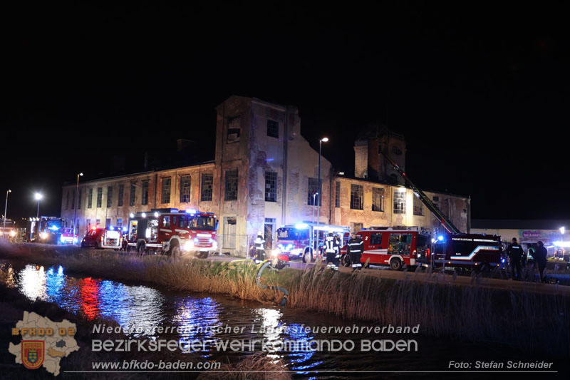 20250310_Dachstuhlbrand in alter Bleiwarenfabrik Gumpoldskirchen auch 3 Feuerwehren aus dem Bezirk BADEN im Lscheinsatz Foto: Stefan Schneider BFKDO BADEN