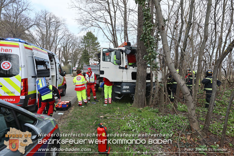 20250325_Medizinischer Notfall eines LKW Lenkers in Traiskirchen Mllersdorf   Foto: Stefan Schneider BFKDO BADEN