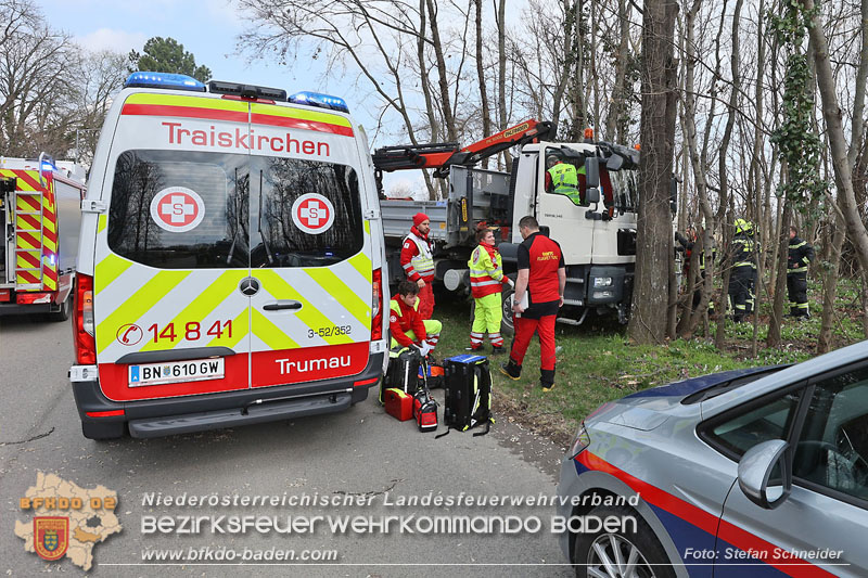 20250325_Medizinischer Notfall eines LKW Lenkers in Traiskirchen Mllersdorf   Foto: Stefan Schneider BFKDO BADEN