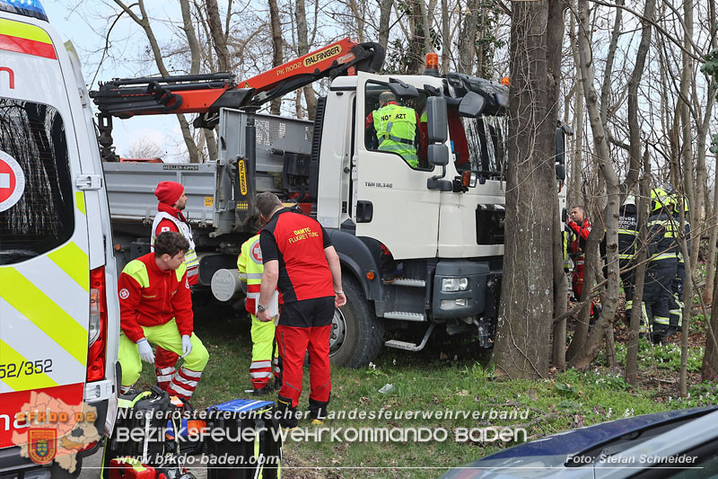 20250325_Medizinischer Notfall eines LKW Lenkers in Traiskirchen Mllersdorf   Foto: Stefan Schneider BFKDO BADEN