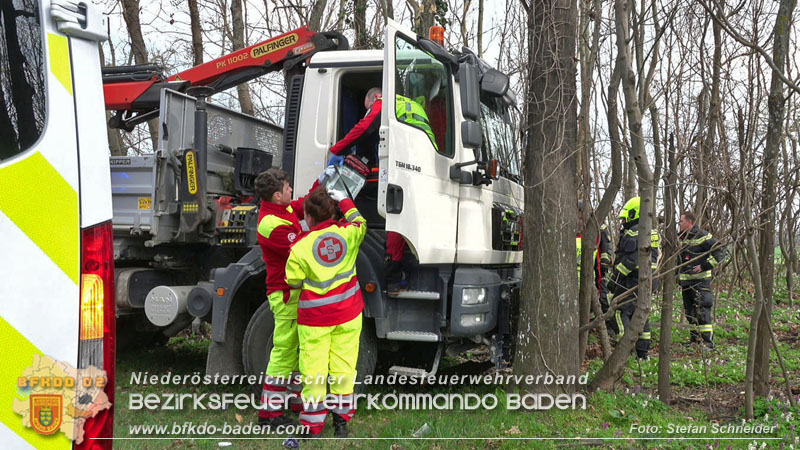 20250325_Medizinischer Notfall eines LKW Lenkers in Traiskirchen Möllersdorf Foto: Stefan Schneider BFKDO BADEN 20250325_Medizinischer Notfall eines LKW Lenkers in Traiskirchen Möllersdorf Foto: Stefan Schneider BFKDO BADEN