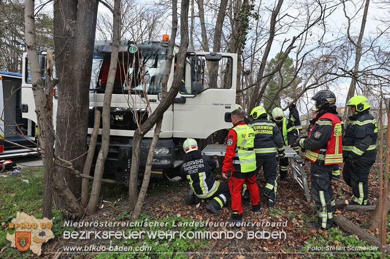 20250325_Medizinischer Notfall eines LKW Lenkers in Traiskirchen Mllersdorf   Foto: Stefan Schneider BFKDO BADEN