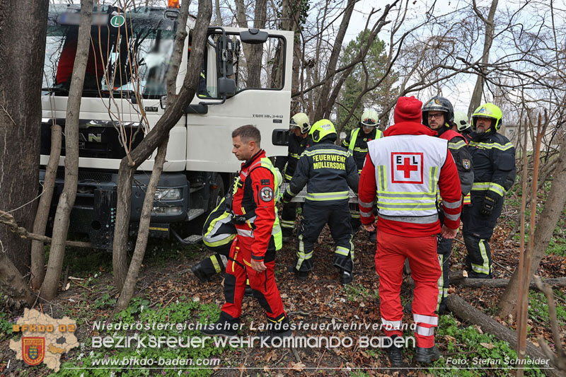20250325_Medizinischer Notfall eines LKW Lenkers in Traiskirchen Mllersdorf   Foto: Stefan Schneider BFKDO BADEN
