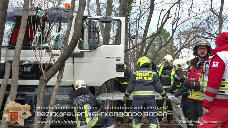 20250325_Medizinischer Notfall eines LKW Lenkers in Traiskirchen Möllersdorf Foto: Stefan Schneider BFKDO BADEN 20250325_Medizinischer Notfall eines LKW Lenkers in Traiskirchen Möllersdorf Foto: Stefan Schneider BFKDO BADEN