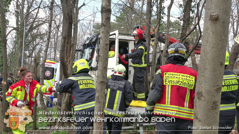 20250325_Medizinischer Notfall eines LKW Lenkers in Traiskirchen Möllersdorf Foto: Stefan Schneider BFKDO BADEN 20250325_Medizinischer Notfall eines LKW Lenkers in Traiskirchen Möllersdorf Foto: Stefan Schneider BFKDO BADEN