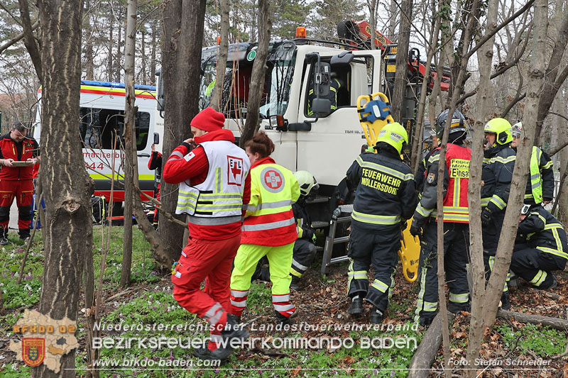 20250325_Medizinischer Notfall eines LKW Lenkers in Traiskirchen Mllersdorf   Foto: Stefan Schneider BFKDO BADEN
