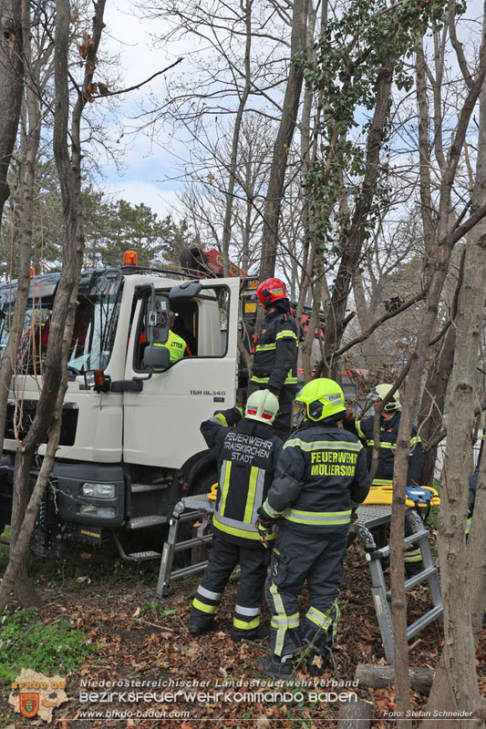 20250325_Medizinischer Notfall eines LKW Lenkers in Traiskirchen Mllersdorf   Foto: Stefan Schneider BFKDO BADEN