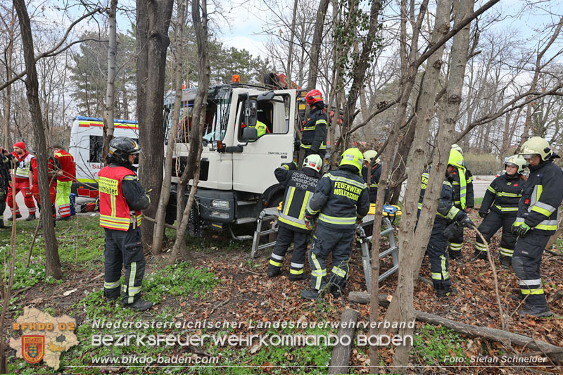 20250325_Medizinischer Notfall eines LKW Lenkers in Traiskirchen Mllersdorf   Foto: Stefan Schneider BFKDO BADEN