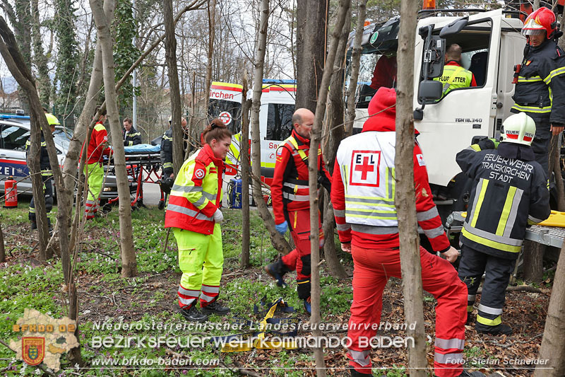 20250325_Medizinischer Notfall eines LKW Lenkers in Traiskirchen Mllersdorf   Foto: Stefan Schneider BFKDO BADEN