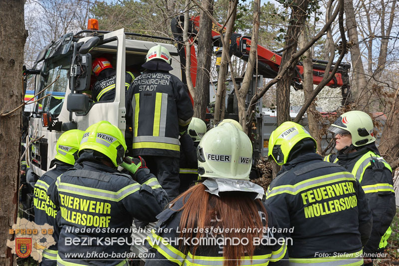 20250325_Medizinischer Notfall eines LKW Lenkers in Traiskirchen Mllersdorf   Foto: Stefan Schneider BFKDO BADEN