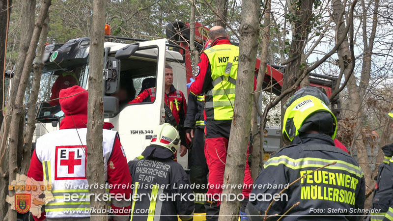 20250325_Medizinischer Notfall eines LKW Lenkers in Traiskirchen Möllersdorf Foto: Stefan Schneider BFKDO BADEN 20250325_Medizinischer Notfall eines LKW Lenkers in Traiskirchen Möllersdorf Foto: Stefan Schneider BFKDO BADEN