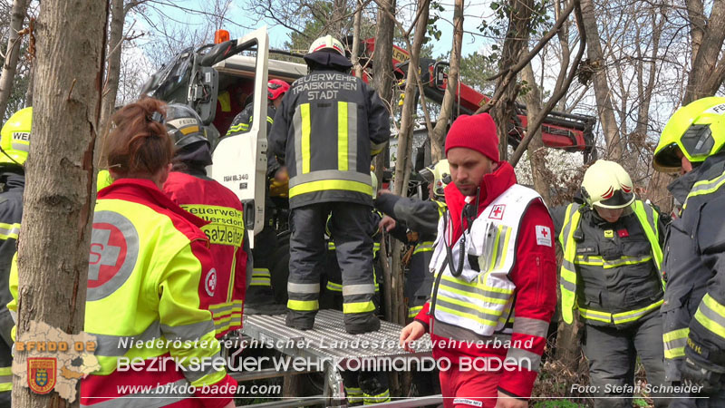 20250325_Medizinischer Notfall eines LKW Lenkers in Traiskirchen Möllersdorf Foto: Stefan Schneider BFKDO BADEN 20250325_Medizinischer Notfall eines LKW Lenkers in Traiskirchen Möllersdorf Foto: Stefan Schneider BFKDO BADEN