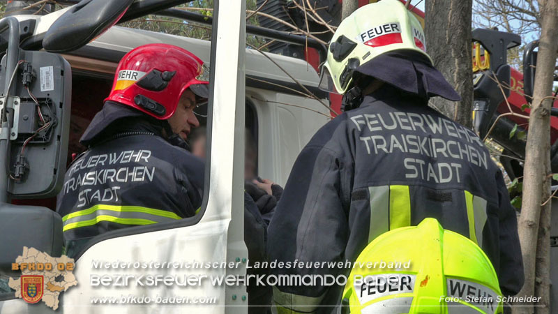 20250325_Medizinischer Notfall eines LKW Lenkers in Traiskirchen Möllersdorf Foto: Stefan Schneider BFKDO BADEN 20250325_Medizinischer Notfall eines LKW Lenkers in Traiskirchen Möllersdorf Foto: Stefan Schneider BFKDO BADEN