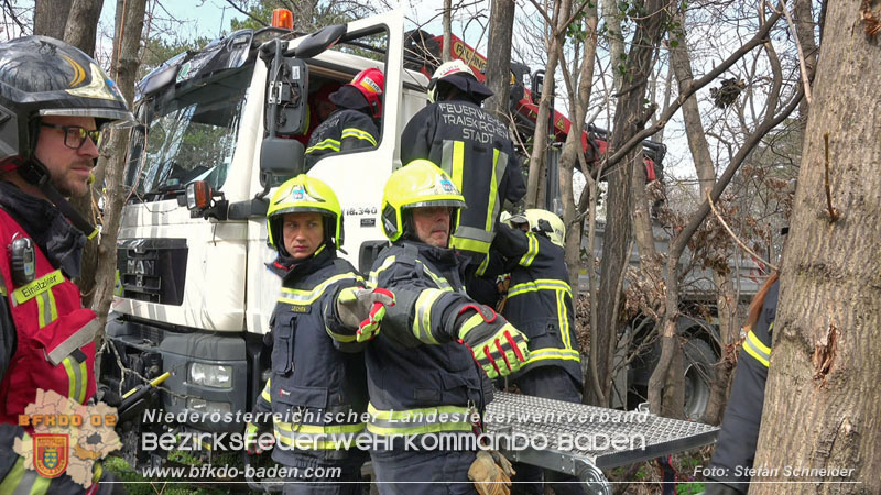 20250325_Medizinischer Notfall eines LKW Lenkers in Traiskirchen Möllersdorf Foto: Stefan Schneider BFKDO BADEN 20250325_Medizinischer Notfall eines LKW Lenkers in Traiskirchen Möllersdorf Foto: Stefan Schneider BFKDO BADEN