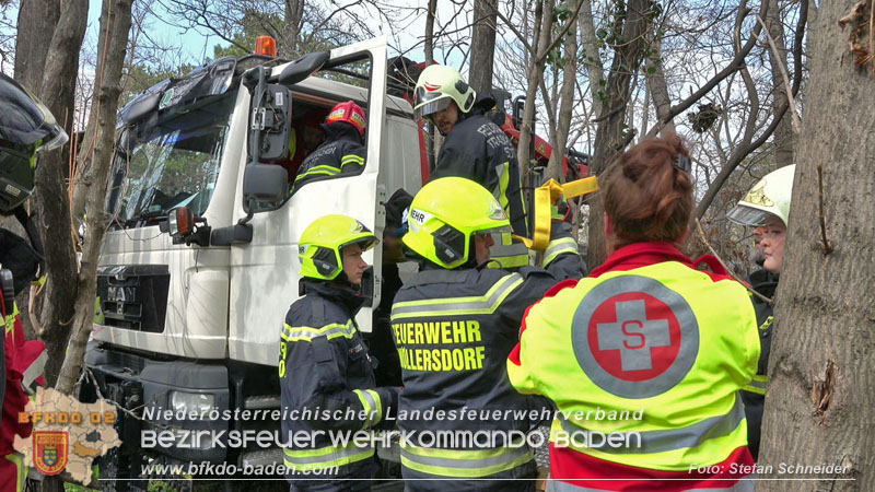 20250325_Medizinischer Notfall eines LKW Lenkers in Traiskirchen Möllersdorf Foto: Stefan Schneider BFKDO BADEN 20250325_Medizinischer Notfall eines LKW Lenkers in Traiskirchen Möllersdorf Foto: Stefan Schneider BFKDO BADEN