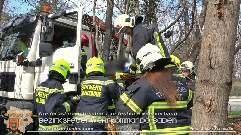 20250325_Medizinischer Notfall eines LKW Lenkers in Traiskirchen Möllersdorf Foto: Stefan Schneider BFKDO BADEN 20250325_Medizinischer Notfall eines LKW Lenkers in Traiskirchen Möllersdorf Foto: Stefan Schneider BFKDO BADEN