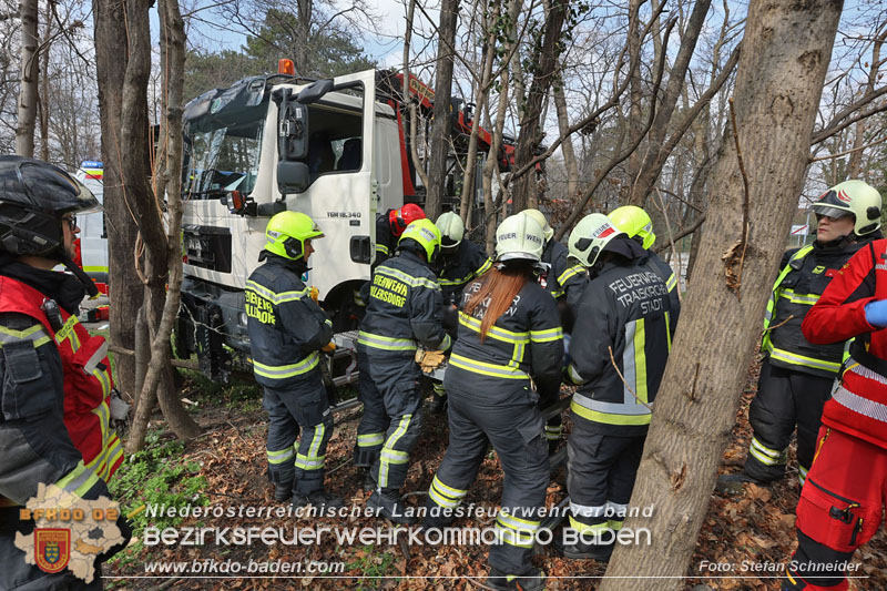 20250325_Medizinischer Notfall eines LKW Lenkers in Traiskirchen Mllersdorf   Foto: Stefan Schneider BFKDO BADEN