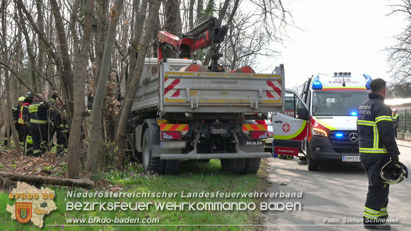 20250325_Medizinischer Notfall eines LKW Lenkers in Traiskirchen Möllersdorf Foto: Stefan Schneider BFKDO BADEN 20250325_Medizinischer Notfall eines LKW Lenkers in Traiskirchen Möllersdorf Foto: Stefan Schneider BFKDO BADEN