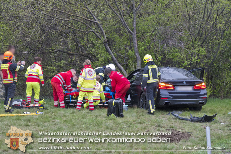 20250407_Schwerer Verkehrsunfall in der Abfahrt Baden A2 Foto: Stefan Schneider BFKDO BADEN 20250407_Schwerer Verkehrsunfall in der Abfahrt Baden A2 Foto: Stefan Schneider BFKDO BADEN