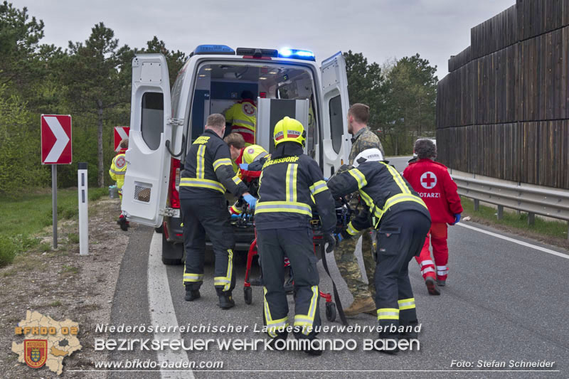 20250407_Schwerer Verkehrsunfall in der Abfahrt Baden A2 Foto: Stefan Schneider BFKDO BADEN 20250407_Schwerer Verkehrsunfall in der Abfahrt Baden A2 Foto: Stefan Schneider BFKDO BADEN