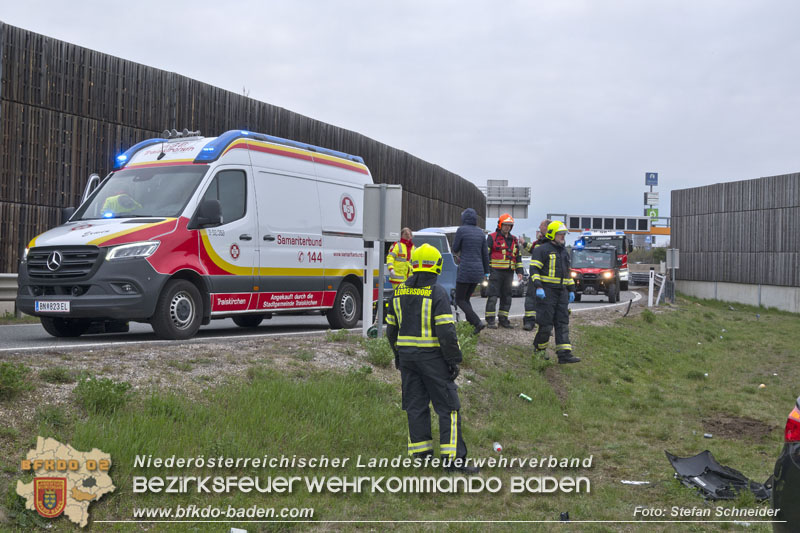 20250407_Schwerer Verkehrsunfall in der Abfahrt Baden A2 Foto: Stefan Schneider BFKDO BADEN 20250407_Schwerer Verkehrsunfall in der Abfahrt Baden A2 Foto: Stefan Schneider BFKDO BADEN