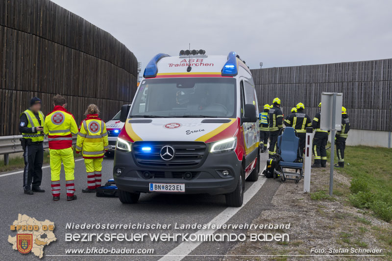 20250407_Schwerer Verkehrsunfall in der Abfahrt Baden A2 Foto: Stefan Schneider BFKDO BADEN 20250407_Schwerer Verkehrsunfall in der Abfahrt Baden A2 Foto: Stefan Schneider BFKDO BADEN