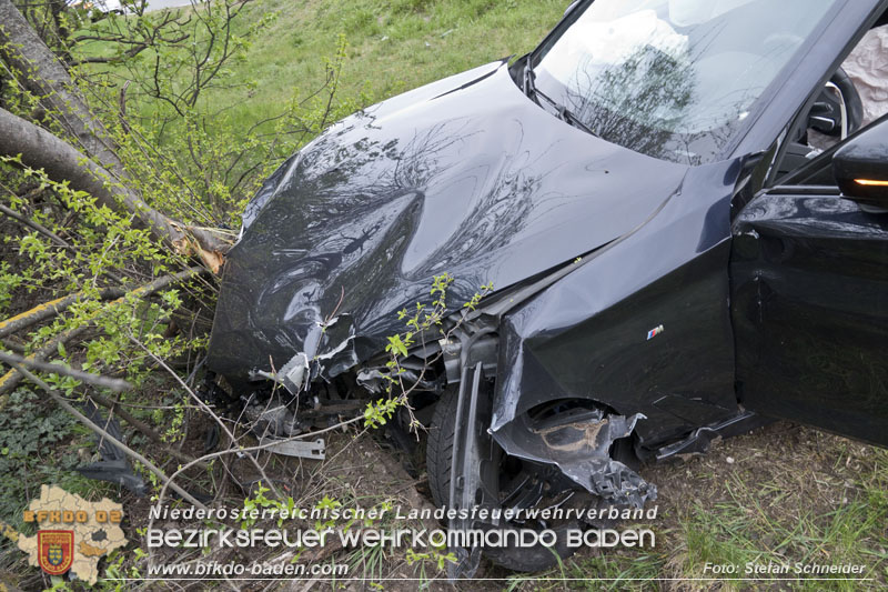 20250407_Schwerer Verkehrsunfall in der Abfahrt Baden A2 Foto: Stefan Schneider BFKDO BADEN 20250407_Schwerer Verkehrsunfall in der Abfahrt Baden A2 Foto: Stefan Schneider BFKDO BADEN
