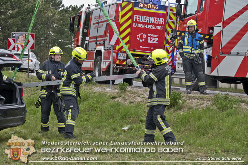 20250407_Schwerer Verkehrsunfall in der Abfahrt Baden A2 Foto: Stefan Schneider BFKDO BADEN 20250407_Schwerer Verkehrsunfall in der Abfahrt Baden A2 Foto: Stefan Schneider BFKDO BADEN