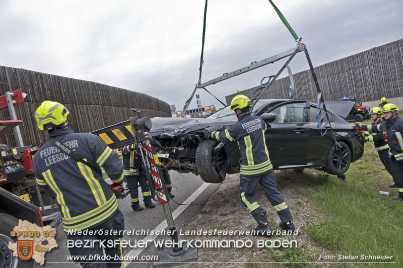 20250407_Schwerer Verkehrsunfall in der Abfahrt Baden A2 Foto: Stefan Schneider BFKDO BADEN 20250407_Schwerer Verkehrsunfall in der Abfahrt Baden A2 Foto: Stefan Schneider BFKDO BADEN