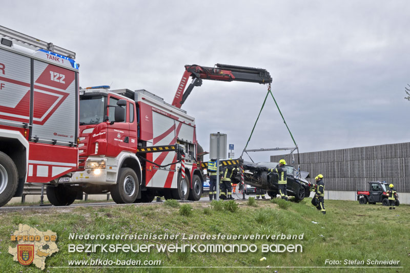 20250407_Schwerer Verkehrsunfall in der Abfahrt Baden A2 Foto: Stefan Schneider BFKDO BADEN 20250407_Schwerer Verkehrsunfall in der Abfahrt Baden A2 Foto: Stefan Schneider BFKDO BADEN