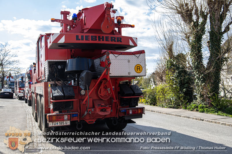 20250409_Lkw Sattelzug stürzt in Baugraube in Tribuswinkel Foto: Pressestelle FF Mödlung / Thomas Huber 20250409_Lkw Sattelzug stürzt in Baugraube in Tribuswinkel Foto: Pressestelle FF Mödlung / Thomas Huber