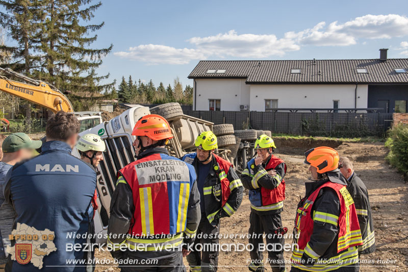 20250409_Lkw Sattelzug stürzt in Baugraube in Tribuswinkel Foto: Pressestelle FF Mödlung / Thomas Huber 20250409_Lkw Sattelzug stürzt in Baugraube in Tribuswinkel Foto: Pressestelle FF Mödlung / Thomas Huber
