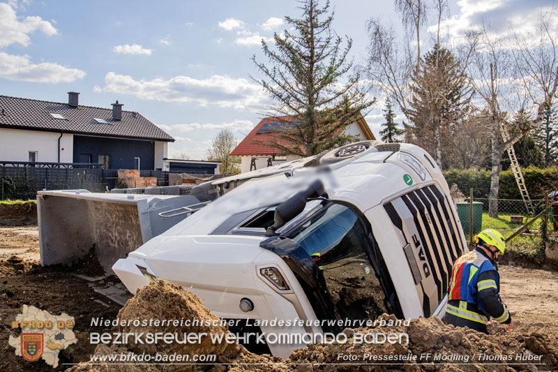 20250409_Lkw Sattelzug stürzt in Baugraube in Tribuswinkel Foto: Pressestelle FF Mödlung / Thomas Huber 20250409_Lkw Sattelzug stürzt in Baugraube in Tribuswinkel Foto: Pressestelle FF Mödlung / Thomas Huber