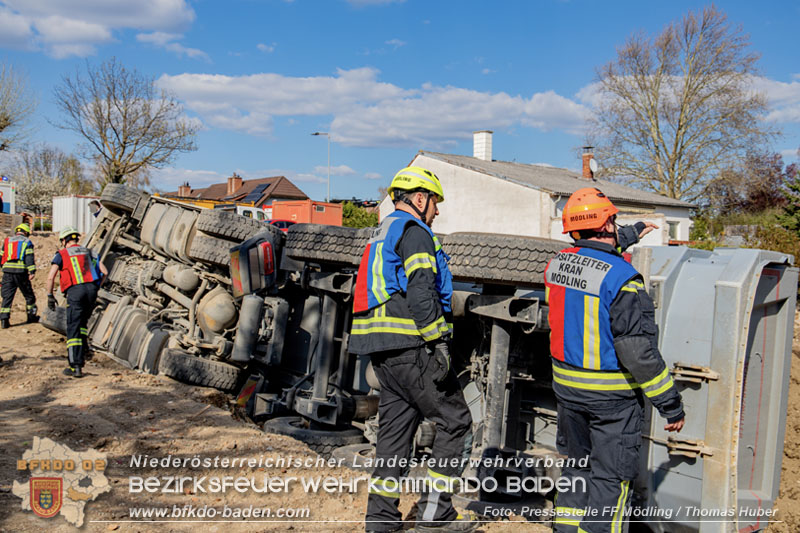 20250409_Lkw Sattelzug stürzt in Baugraube in Tribuswinkel Foto: Pressestelle FF Mödlung / Thomas Huber 20250409_Lkw Sattelzug stürzt in Baugraube in Tribuswinkel Foto: Pressestelle FF Mödlung / Thomas Huber
