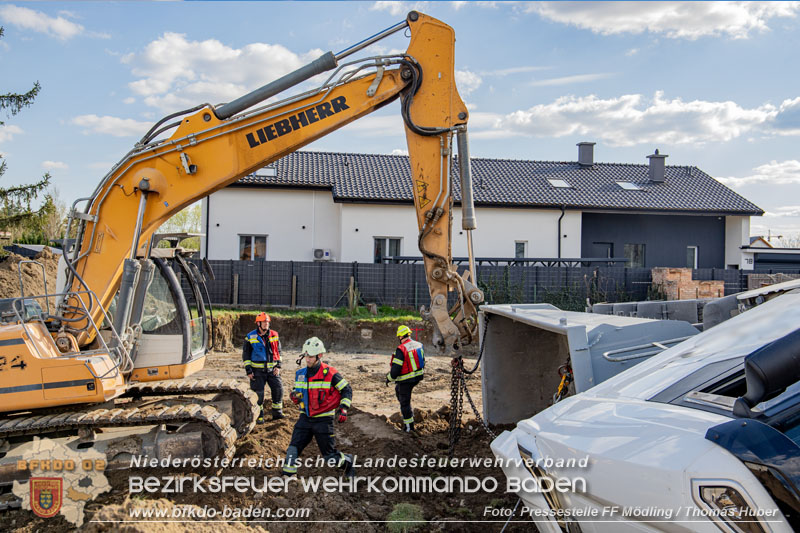 20250409_Lkw Sattelzug stürzt in Baugraube in Tribuswinkel Foto: Pressestelle FF Mödlung / Thomas Huber 20250409_Lkw Sattelzug stürzt in Baugraube in Tribuswinkel Foto: Pressestelle FF Mödlung / Thomas Huber
