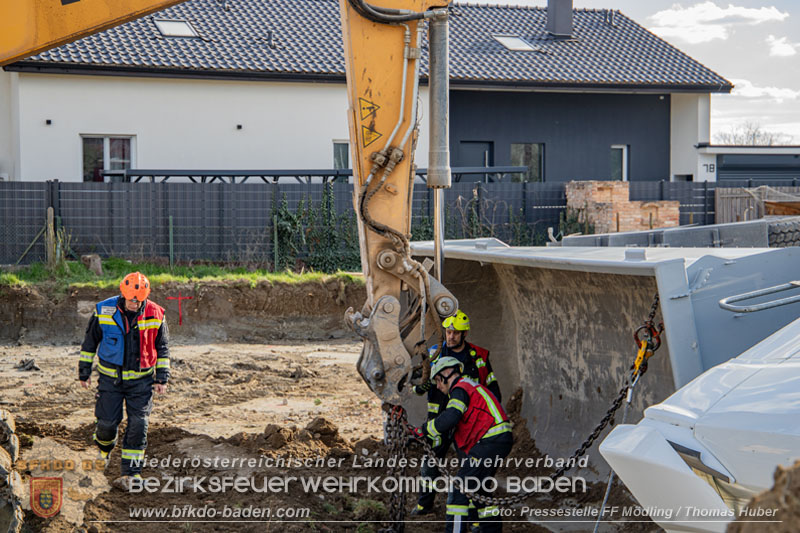 20250409_Lkw Sattelzug stürzt in Baugraube in Tribuswinkel Foto: Pressestelle FF Mödlung / Thomas Huber 20250409_Lkw Sattelzug stürzt in Baugraube in Tribuswinkel Foto: Pressestelle FF Mödlung / Thomas Huber