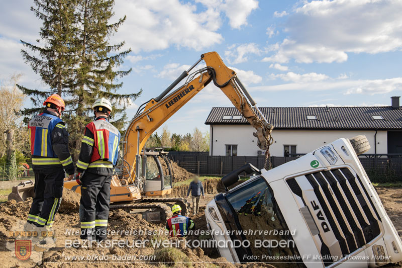 20250409_Lkw Sattelzug stürzt in Baugraube in Tribuswinkel Foto: Pressestelle FF Mödlung / Thomas Huber 20250409_Lkw Sattelzug stürzt in Baugraube in Tribuswinkel Foto: Pressestelle FF Mödlung / Thomas Huber