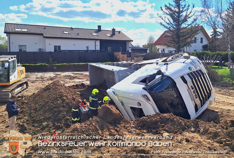 20250409_Lkw Sattelzug stürzt in Baugraube in Tribuswinkel Foto: Freiwillige Feuerwehr Tribuswinkel 20250409_Lkw Sattelzug stürzt in Baugraube in Tribuswinkel Foto: Freiwillige Feuerwehr Tribuswinkel
