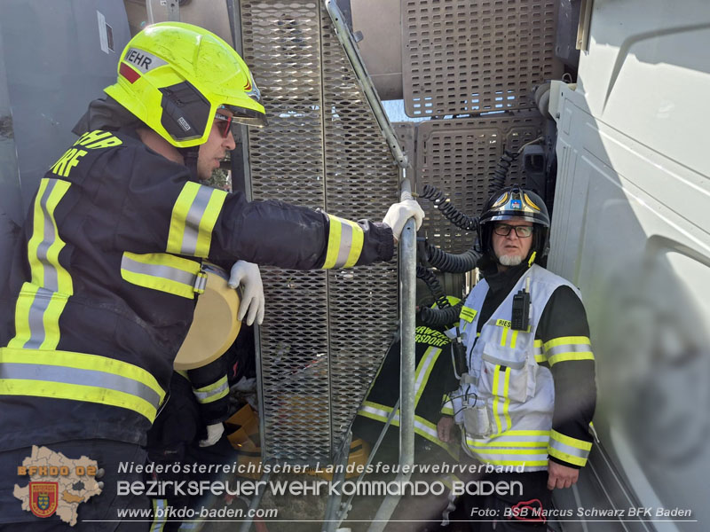 20250409_Lkw Sattelzug stürzt in Baugraube in Tribuswinkel Foto: Marcus Schwarz BFKDO BADEN 20250409_Lkw Sattelzug stürzt in Baugraube in Tribuswinkel Foto: Marcus Schwarz BFKDO BADEN