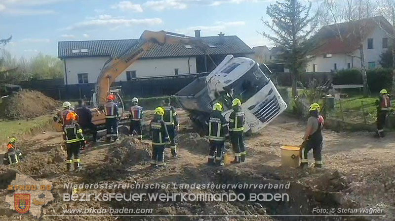20250409_Lkw Sattelzug stürzt in Baugraube in Tribuswinkel Foto: Stefan Wagner 20250409_Lkw Sattelzug stürzt in Baugraube in Tribuswinkel Foto: Stefan Wagner