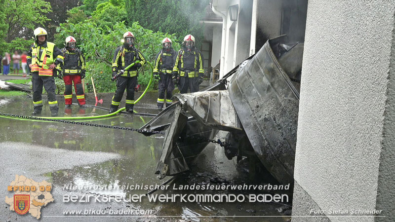 20250530_Garagenbrand - Feuerwehr verhindert Übergreifen auf Wohnräume Foto: Stefan Schneider BFK BADEN 20250530_Garagenbrand - Feuerwehr verhindert Übergreifen auf Wohnräume Foto: Stefan Schneider BFK BADEN